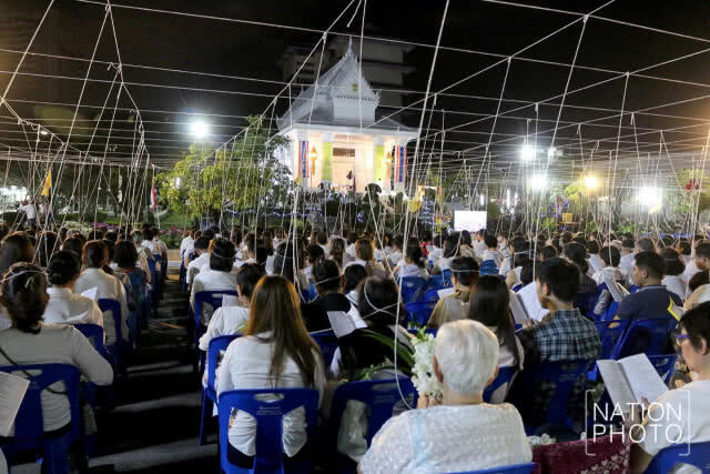พุทธศาสนิกชนรวมกันสวดมนต์ข้ามปี ที่วัดพระราม 9