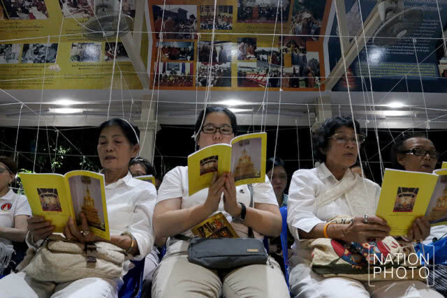 พุทธศาสนิกชนรวมกันสวดมนต์ข้ามปี ที่วัดพระราม 9