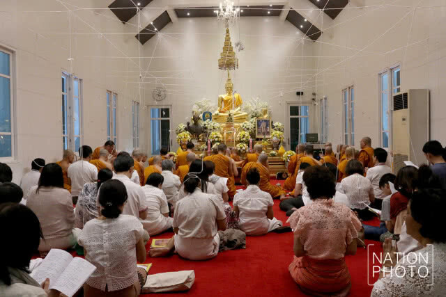พุทธศาสนิกชนรวมกันสวดมนต์ข้ามปี ที่วัดพระราม 9