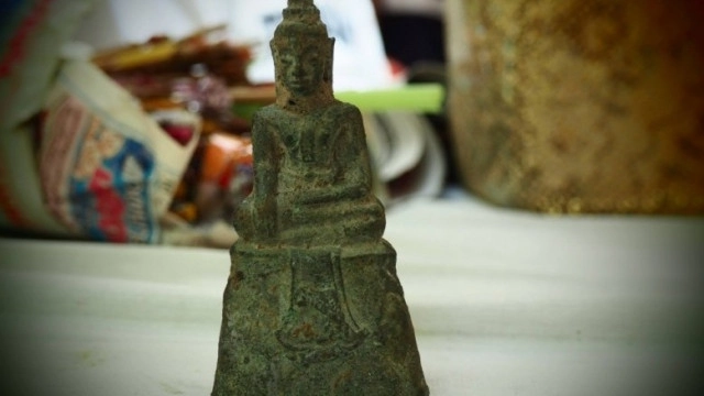 ฮือฮา! พระพุทธรูปผุดจากดิน 