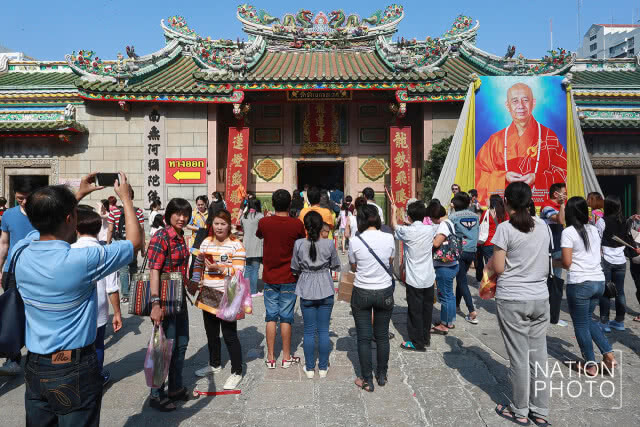 ประชาชนไหว้พระขอพร แก้ปีชง ที่วัดเล่งเน่ยยี่