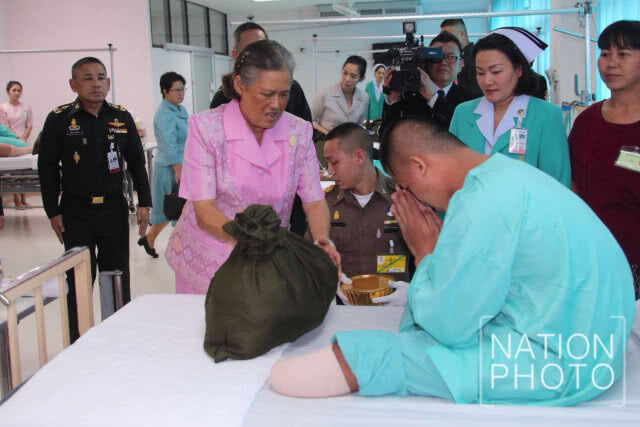 สมเด็จพระเทพฯ ตรวจเยี่ยมทหารบาดเจ็บจากการปฏิบัติหน้าที่
