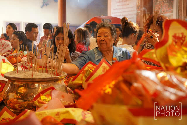 ประชาชนไหว้พระขอพร แก้ปีชง ที่วัดเล่งเน่ยยี่