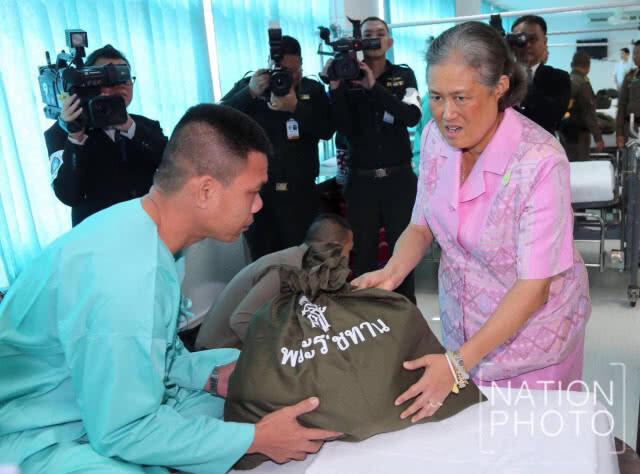 สมเด็จพระเทพฯ ตรวจเยี่ยมทหารบาดเจ็บจากการปฏิบัติหน้าที่