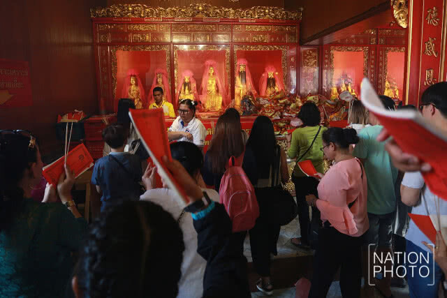 ประชาชนไหว้พระขอพร แก้ปีชง ที่วัดเล่งเน่ยยี่