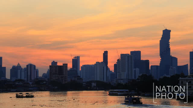 แสงอาทิตย์กำลังจะโผล่ขึ้นขอบฟ้า วันปีใหม่