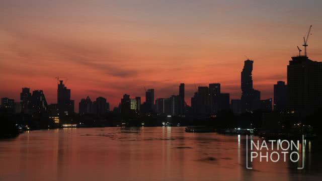 แสงอาทิตย์กำลังจะโผล่ขึ้นขอบฟ้า วันปีใหม่