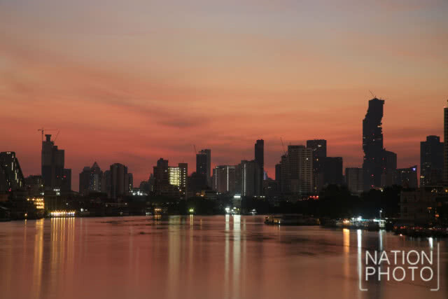 แสงอาทิตย์กำลังจะโผล่ขึ้นขอบฟ้า วันปีใหม่