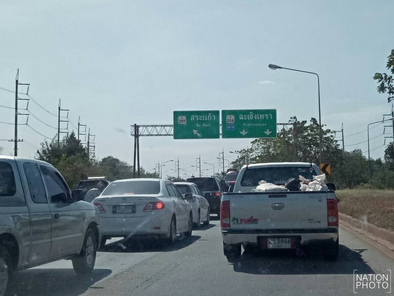 ติดหนึบ! ถนนสระแก้วตัดใหม่  คนแห่กลับ แถวยาวสะสมกว่า 10 กม.