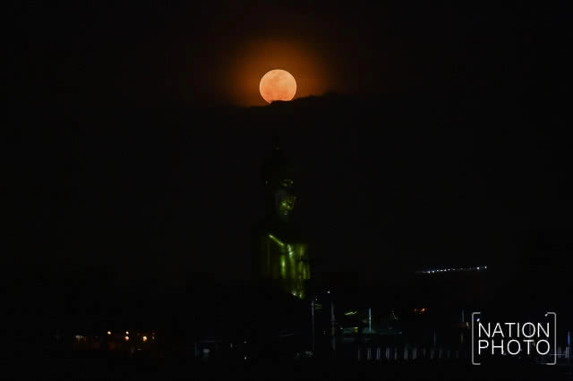 ซูเปอร์ฟูลมูนแรกต้อนรับปีจอ 2561 ใหญ่ที่สุดในรอบปี