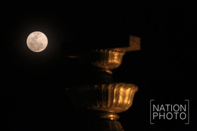 ปรากฏการณ์ดวงจันทร์เต็มดวงSuper Full Moon ที่อนุสาวรีย์ประชาธิปไตย-วัดอรุณ