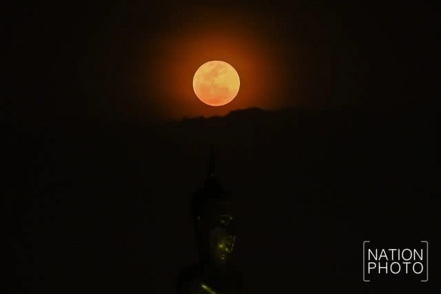 ซูเปอร์ฟูลมูนแรกต้อนรับปีจอ 2561 ใหญ่ที่สุดในรอบปี