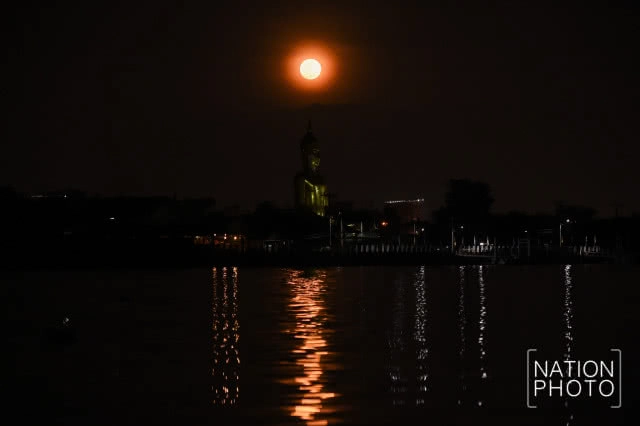 ซูเปอร์ฟูลมูนแรกต้อนรับปีจอ 2561 ใหญ่ที่สุดในรอบปี