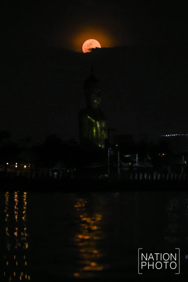 ซูเปอร์ฟูลมูนแรกต้อนรับปีจอ 2561 ใหญ่ที่สุดในรอบปี