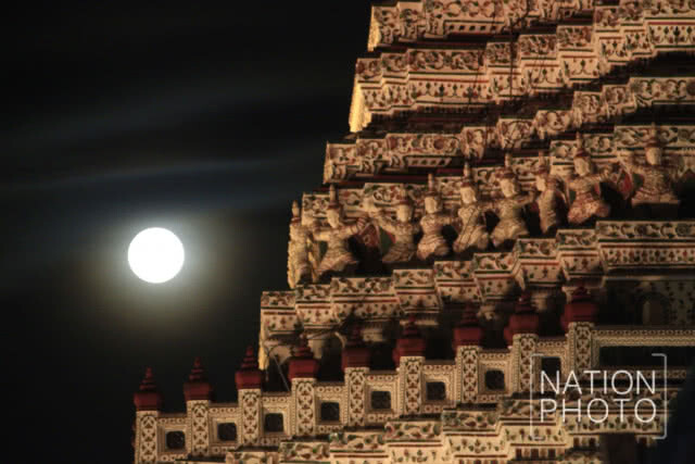 ปรากฏการณ์ดวงจันทร์เต็มดวงSuper Full Moon ที่อนุสาวรีย์ประชาธิปไตย-วัดอรุณ