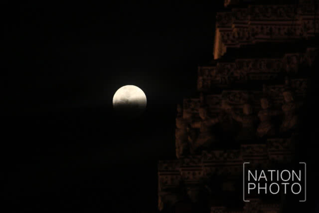 ปรากฏการณ์ดวงจันทร์เต็มดวงSuper Full Moon ที่อนุสาวรีย์ประชาธิปไตย-วัดอรุณ