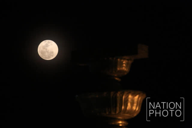 ปรากฏการณ์ดวงจันทร์เต็มดวงSuper Full Moon ที่อนุสาวรีย์ประชาธิปไตย-วัดอรุณ