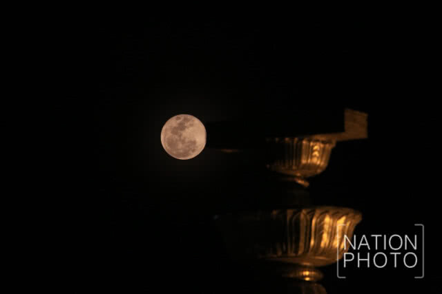 ปรากฏการณ์ดวงจันทร์เต็มดวงSuper Full Moon ที่อนุสาวรีย์ประชาธิปไตย-วัดอรุณ