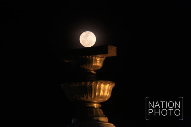 ปรากฏการณ์ดวงจันทร์เต็มดวงSuper Full Moon ที่อนุสาวรีย์ประชาธิปไตย-วัดอรุณ