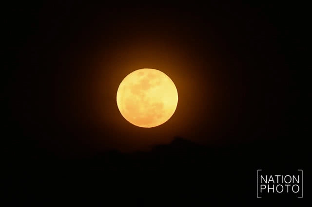 ซูเปอร์ฟูลมูนแรกต้อนรับปีจอ 2561 ใหญ่ที่สุดในรอบปี