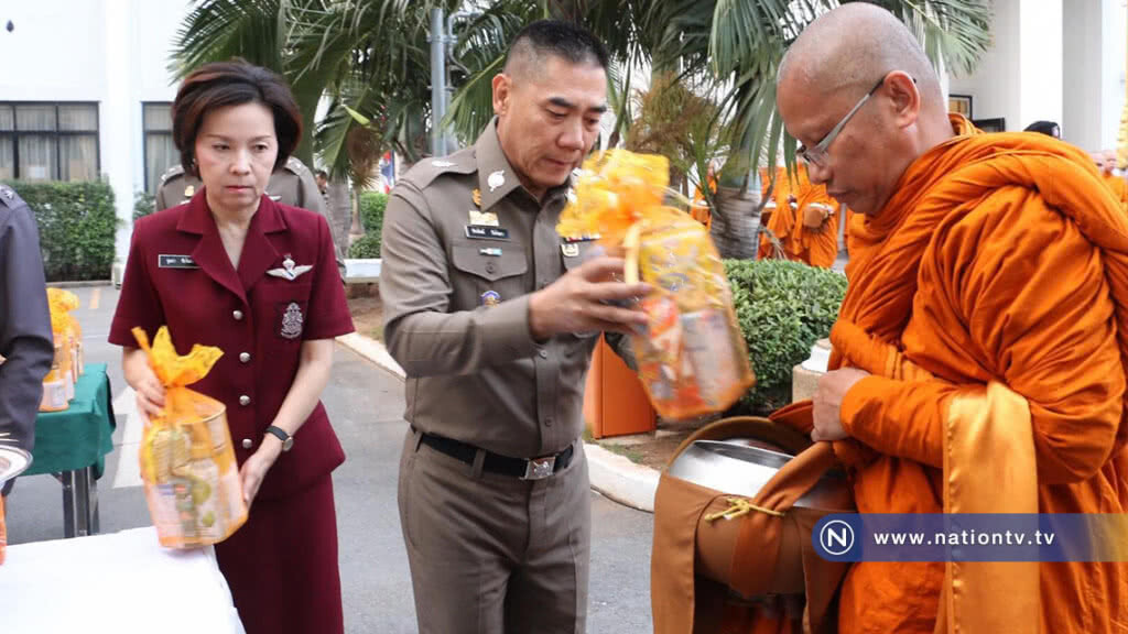 ผบ.ตร. นำคณะตักบาตรพระสงฆ์ พอใจอุบัติเหตุลดลงช่วงปีใหม่ ผบ.ตร. นำคณะตักบาตรพระสงฆ์ พอใจอุบัติเหตุลดลงช่วงปีใหม่