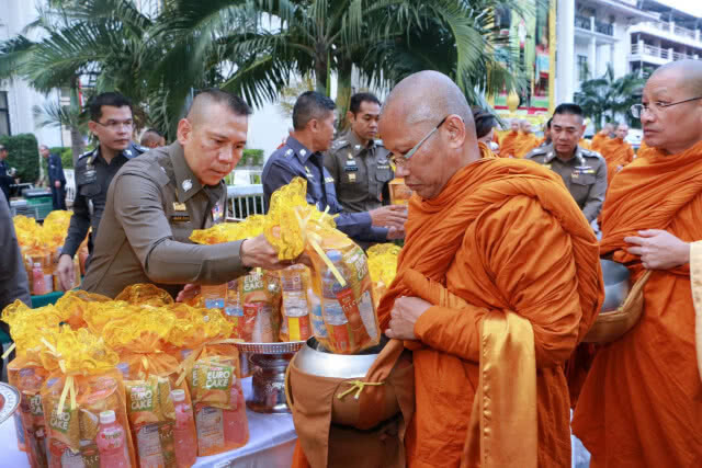 ผบ.ตร. นำคณะตักบาตรพระสงฆ์ พอใจอุบัติเหตุลดลงช่วงปีใหม่