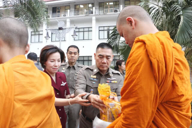 ผบ.ตร. นำคณะตักบาตรพระสงฆ์ พอใจอุบัติเหตุลดลงช่วงปีใหม่