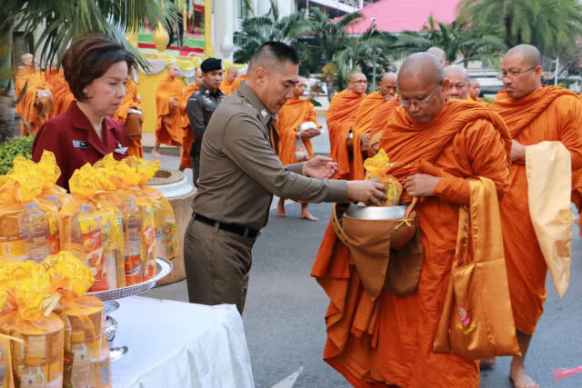 ผบ.ตร. นำคณะตักบาตรพระสงฆ์ พอใจอุบัติเหตุลดลงช่วงปีใหม่