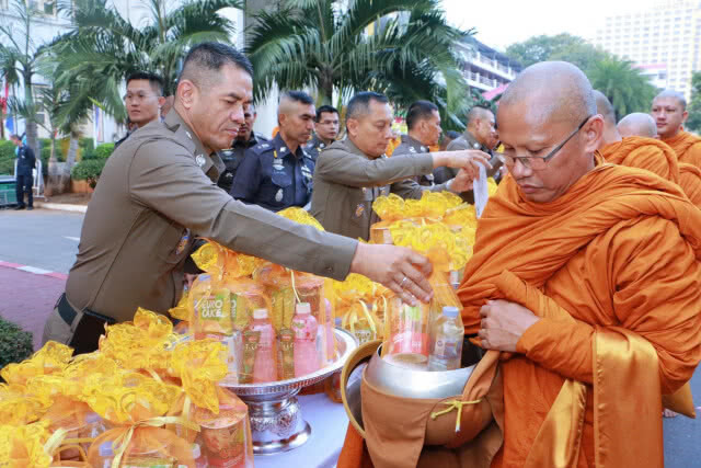 ผบ.ตร. นำคณะตักบาตรพระสงฆ์ พอใจอุบัติเหตุลดลงช่วงปีใหม่