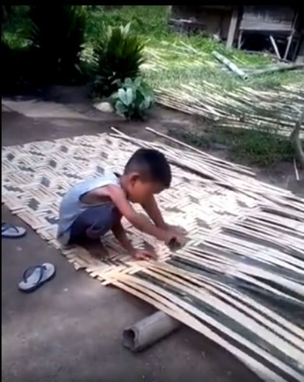 หนูน้อยนักสานมืออาชีพ เด็กขยันต้องแชร์! หนูน้อยนักสานมืออาชีพ เด็กขยันต้องแชร์!