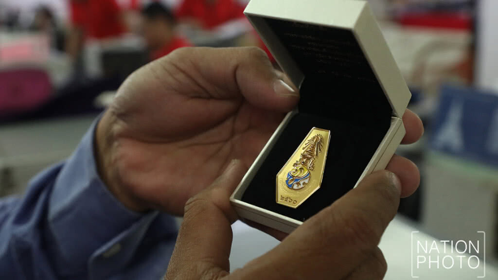 ประชาชนรับเข็มที่ระลึกงานถวายพระเพลิงฯ ที่สั่งจองไว้ ประชาชนรับเข็มที่ระลึกงานถวายพระเพลิงฯ ที่สั่งจองไว้