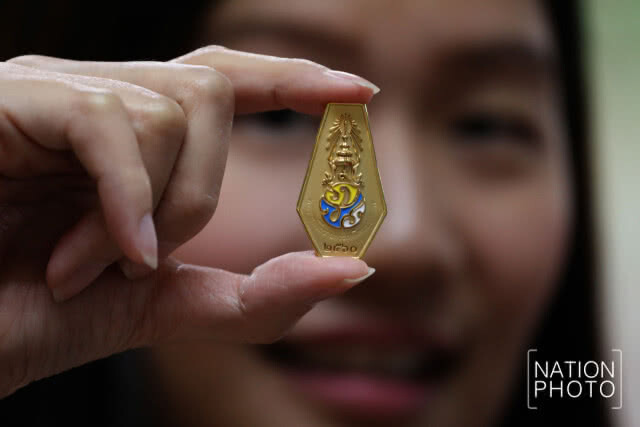 ประชาชนรับเข็มที่ระลึกงานถวายพระเพลิงฯ ที่สั่งจองไว้