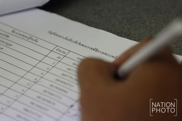 ประชาชนรับเข็มที่ระลึกงานถวายพระเพลิงฯ ที่สั่งจองไว้