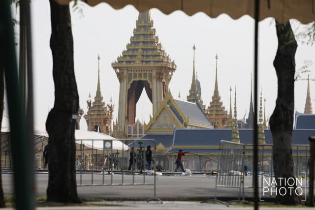 เจ้าหน้าที่ทยอยรื้อถอนเต็นท์พักคอย สำหรับประชาชนที่มาเข้าชมนิทรรศการพระเมรุมาศ