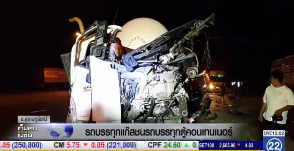 พ่วง 18 ล้อ ชนรถตู้คอนเทนเนอร์คาดคนขับหลับใน พ่วง 18 ล้อ ชนรถตู้คอนเทนเนอร์คาดคนขับหลับใน