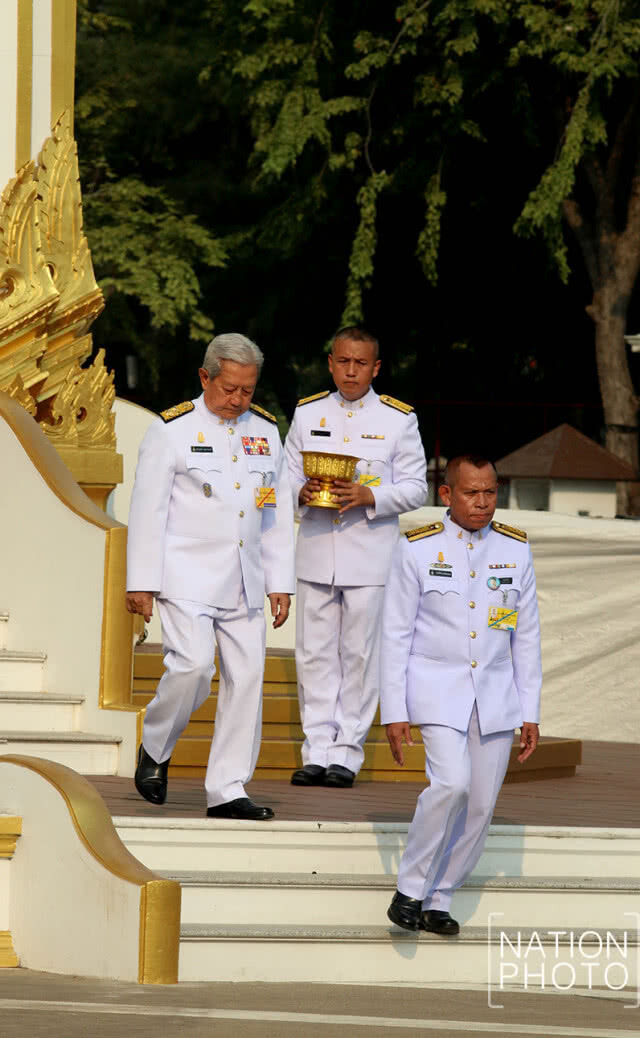 พิธีรื้อถอนพระเมรุมาศจำลอง ในพิธีถวายดอกไม้จันทน์