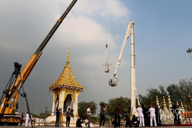 พิธีรื้อถอนพระเมรุมาศจำลอง ในพิธีถวายดอกไม้จันทน์