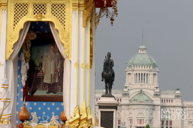 พิธีรื้อถอนพระเมรุมาศจำลอง ในพิธีถวายดอกไม้จันทน์