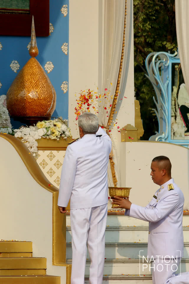 พิธีรื้อถอนพระเมรุมาศจำลอง ในพิธีถวายดอกไม้จันทน์