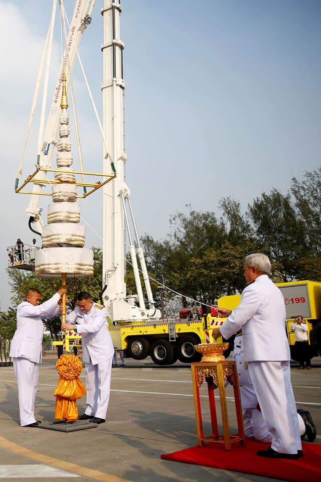 พิธีรื้อถอนพระเมรุมาศจำลอง ในพิธีถวายดอกไม้จันทน์