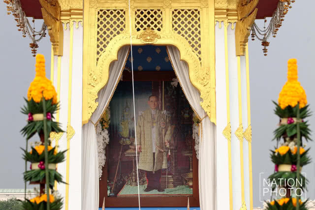 พิธีรื้อถอนพระเมรุมาศจำลอง ในพิธีถวายดอกไม้จันทน์
