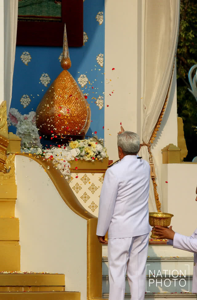 พิธีรื้อถอนพระเมรุมาศจำลอง ในพิธีถวายดอกไม้จันทน์