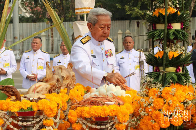 พิธีรื้อถอนพระเมรุมาศจำลอง ในพิธีถวายดอกไม้จันทน์