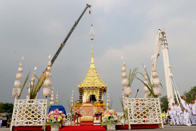 พิธีรื้อถอนพระเมรุมาศจำลอง ในพิธีถวายดอกไม้จันทน์