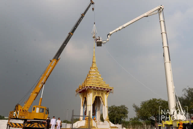 พิธีรื้อถอนพระเมรุมาศจำลอง ในพิธีถวายดอกไม้จันทน์