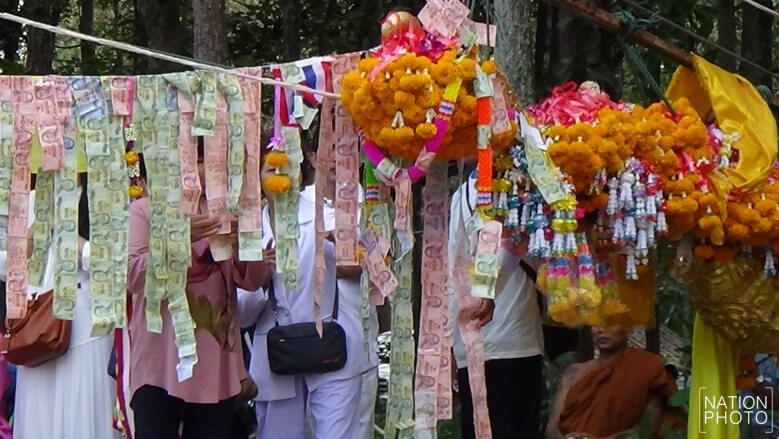 แห่ทอดผ้าป่า-ยกช่อฟ้าสำนักสงฆ์ป่าชื่อดังเมืองพะเยา