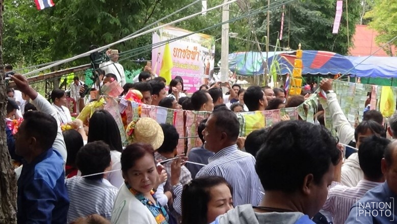 แห่ทอดผ้าป่า-ยกช่อฟ้าสำนักสงฆ์ป่าชื่อดังเมืองพะเยา