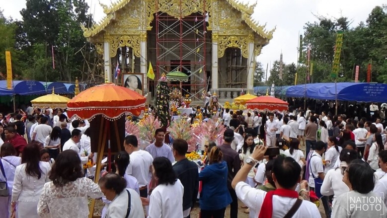 แห่ทอดผ้าป่า-ยกช่อฟ้าสำนักสงฆ์ป่าชื่อดังเมืองพะเยา