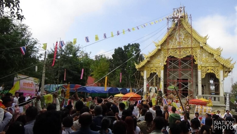 แห่ทอดผ้าป่า-ยกช่อฟ้าสำนักสงฆ์ป่าชื่อดังเมืองพะเยา