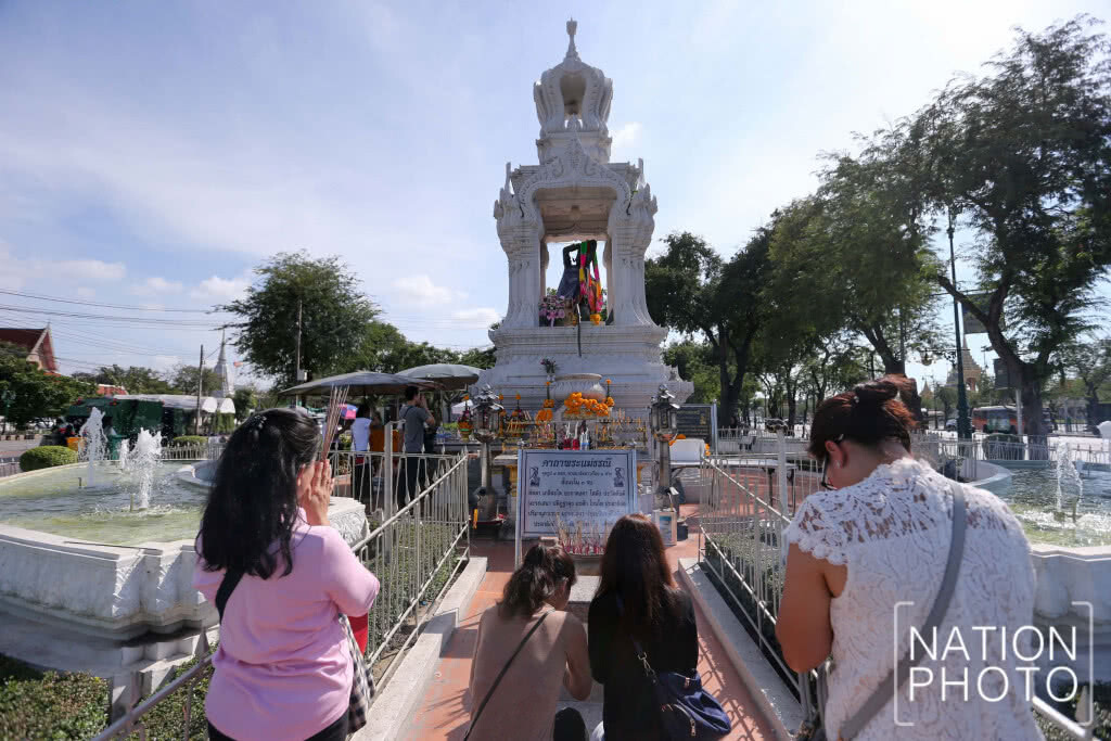 (ภาพชุด) ประชาชนเดินทางมากราบไหว้พระแม่ธรณีบีบมวยผม เสริมศิริมงคลเพิ่มบุญ
